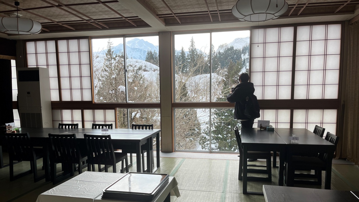 *食事処（冬の景色）／窓から絶景の雪景色が望めます。
