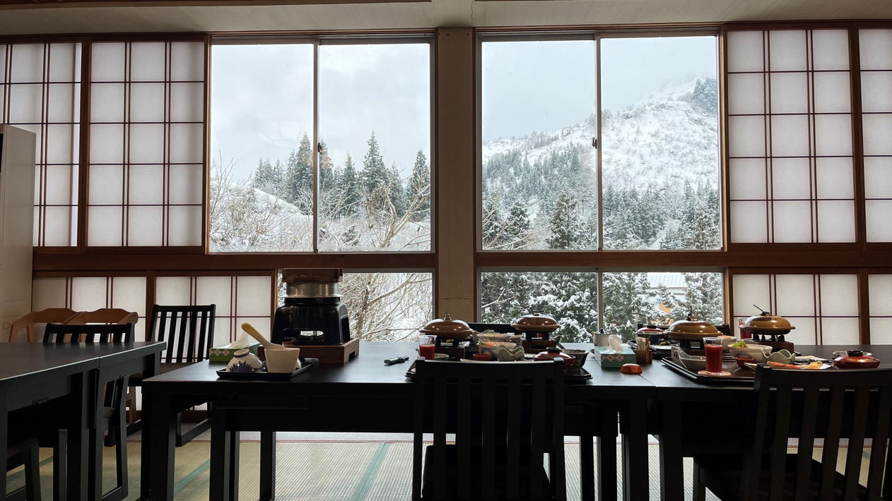 *食事処（冬の景色）／雪景色を望む和室で、温かい料理を楽しめる食事処です。