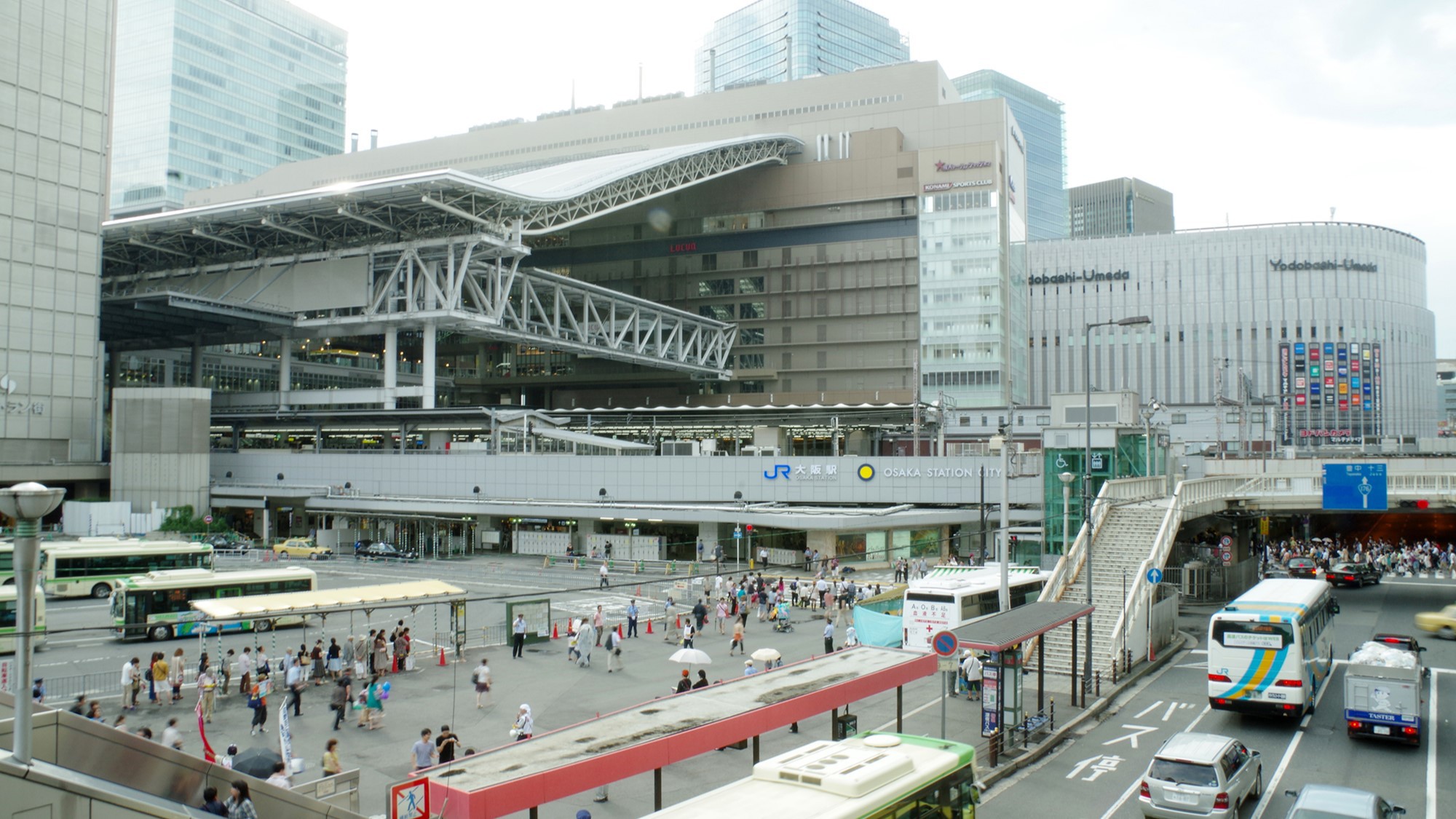 大阪駅※写真提供：(公財)大阪観光局