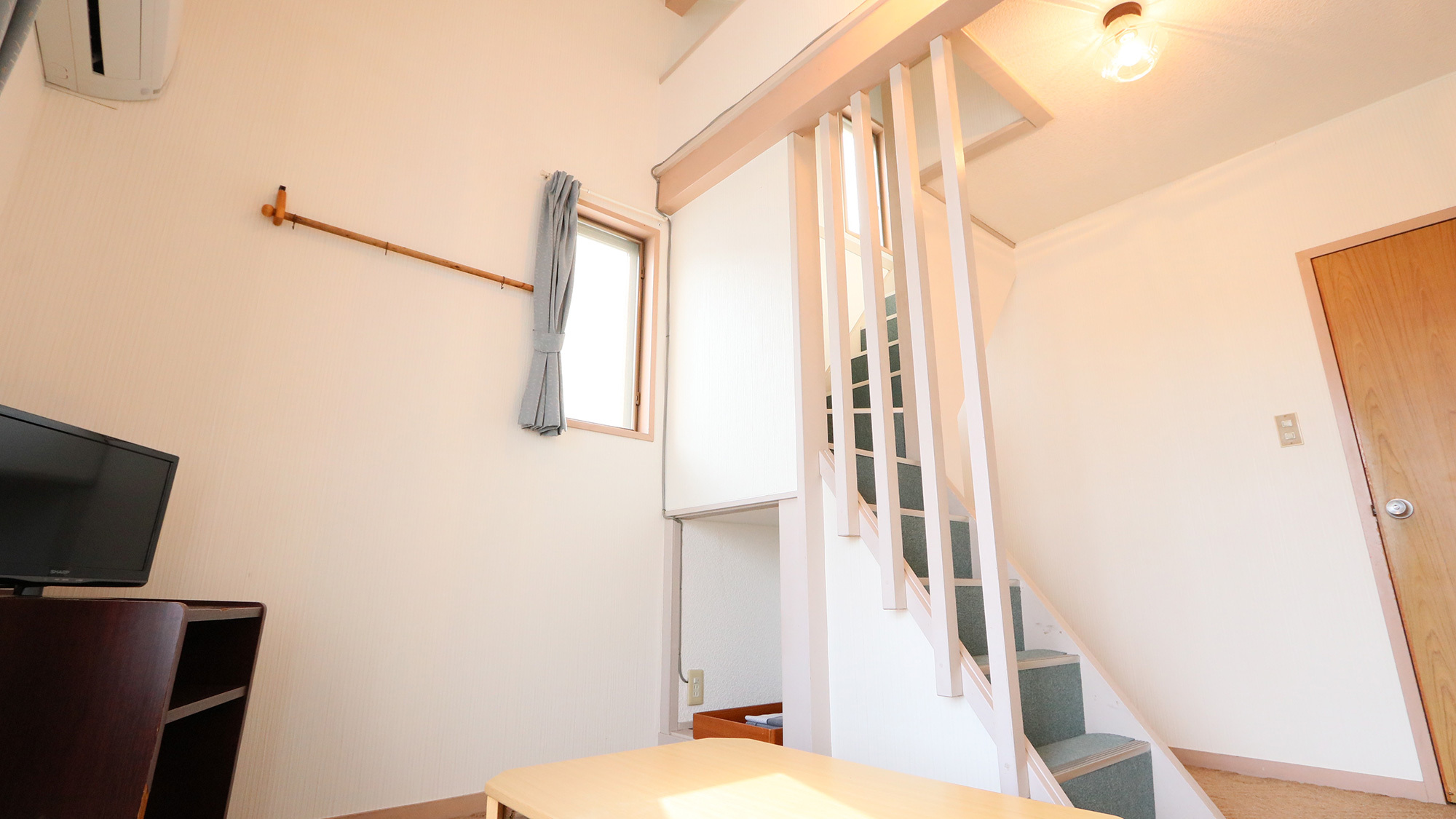 ２階客室秘密基地お部屋の中には２階部分へとつながる階段があります