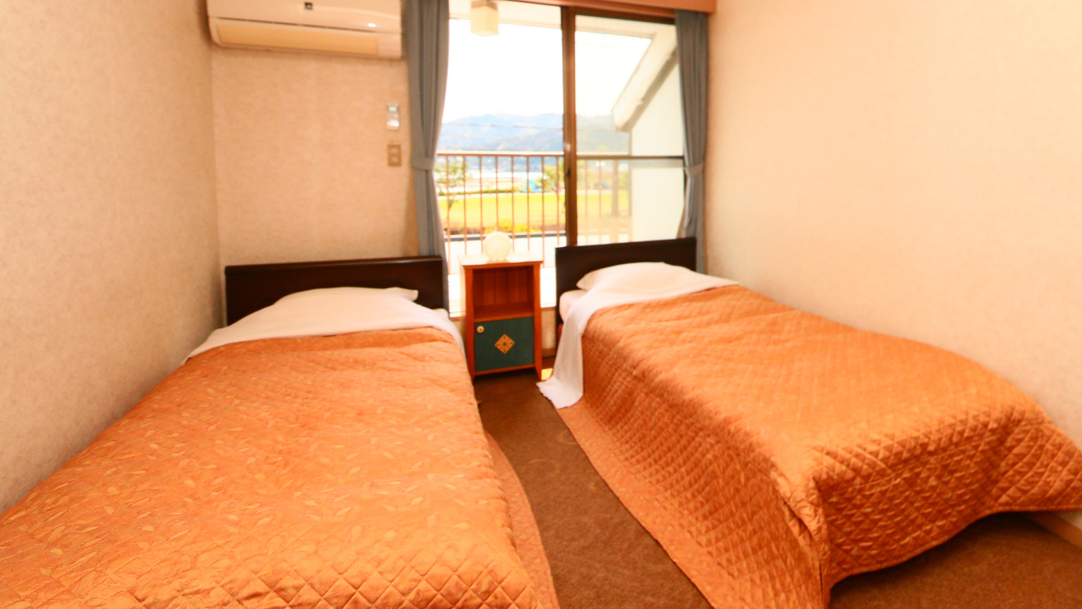２階客室海側ツイン伊豆の海を望めるシンプルなお部屋です