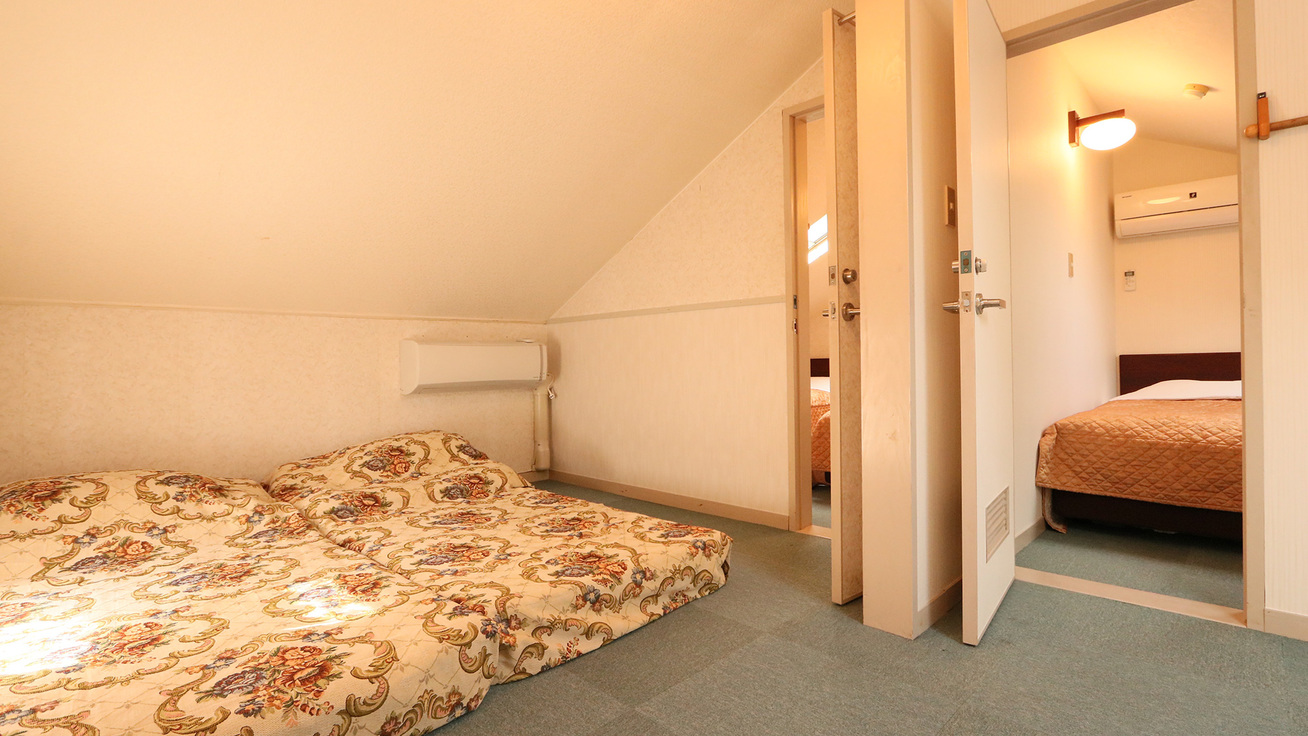 ２階客室秘密基地階段を上がった２階部分の各部屋にはツインベッドがあります