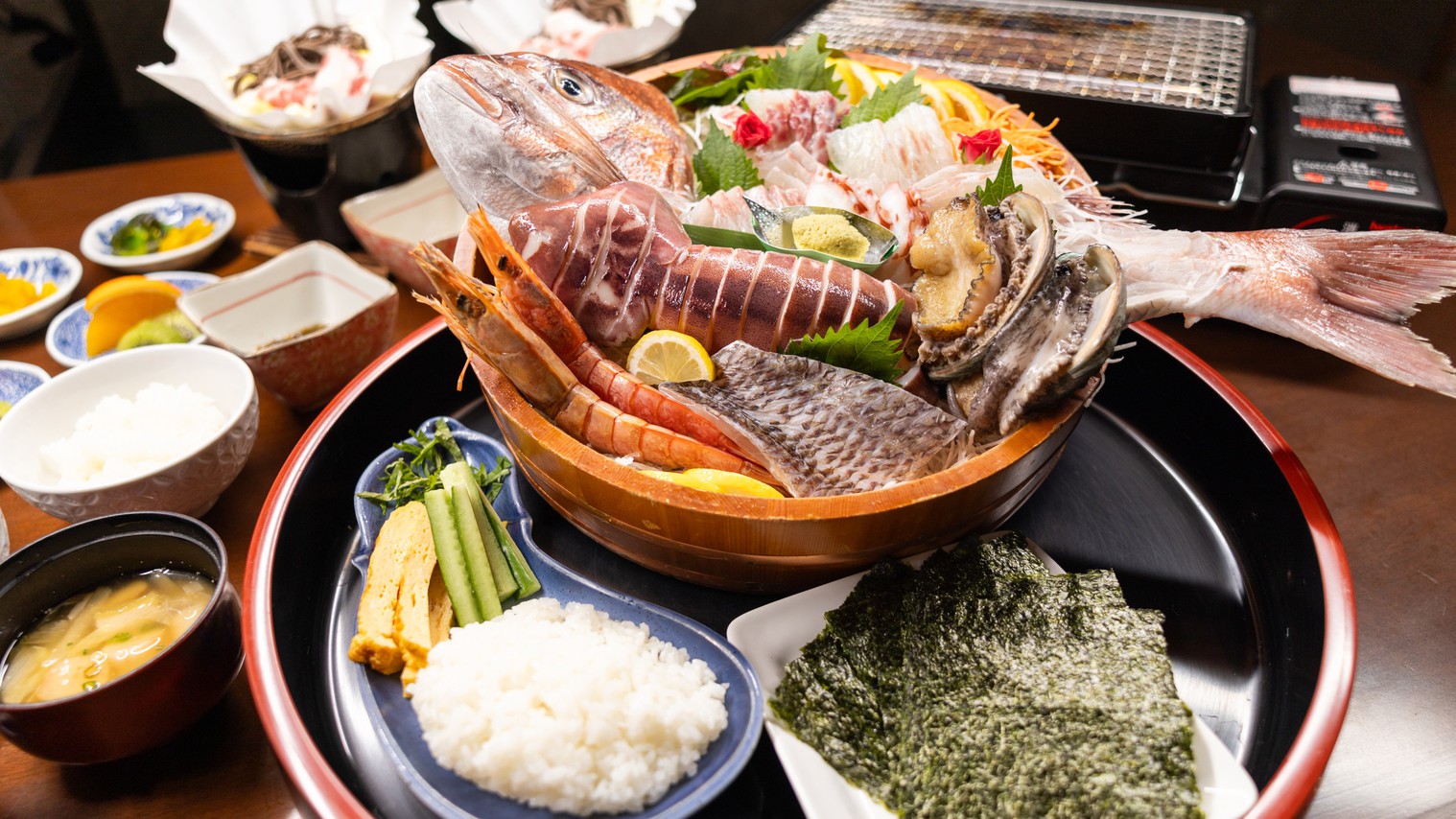 【浜焼き】豪快浜焼の素材とお刺身が一緒盛りに！