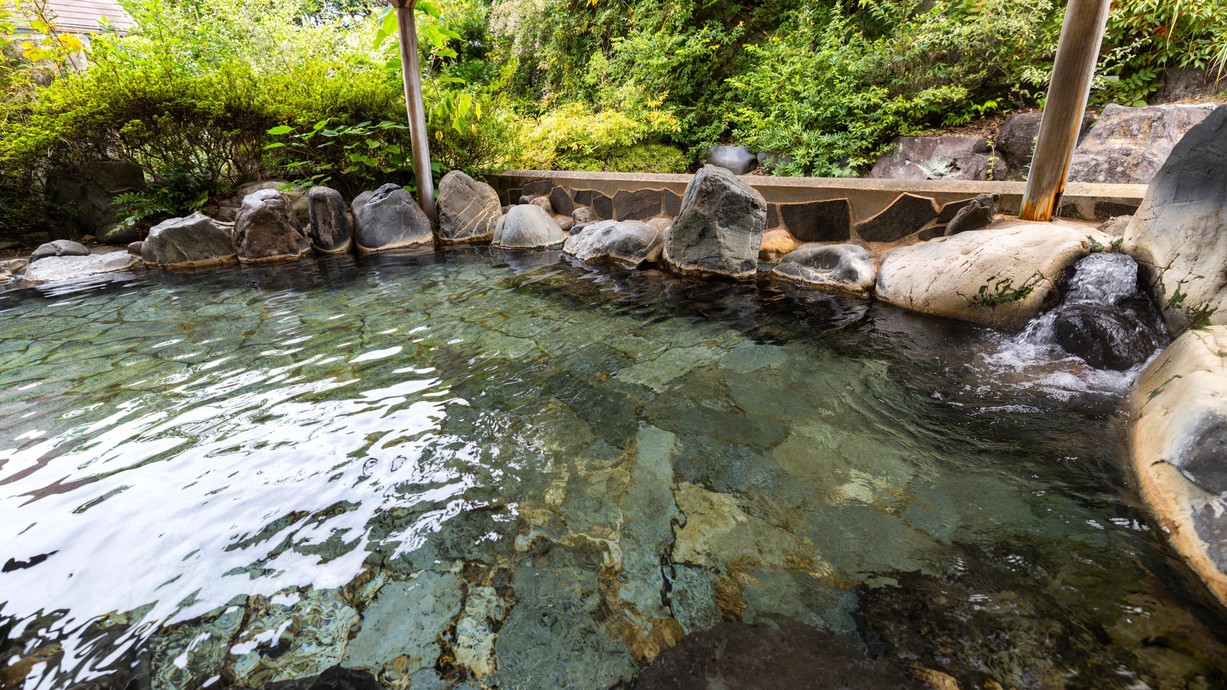 【大浴場】「殿の湯」：露天風呂：ポコポコと溢れてくる温泉の音を聴きながら寛ぐ贅沢な時間