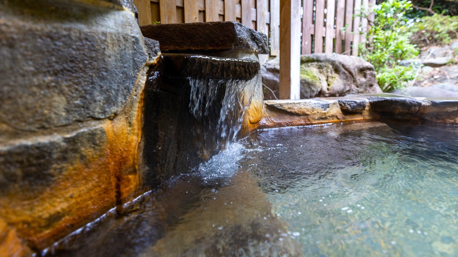 【貸切露天風呂】「こすもす」温泉湯口 