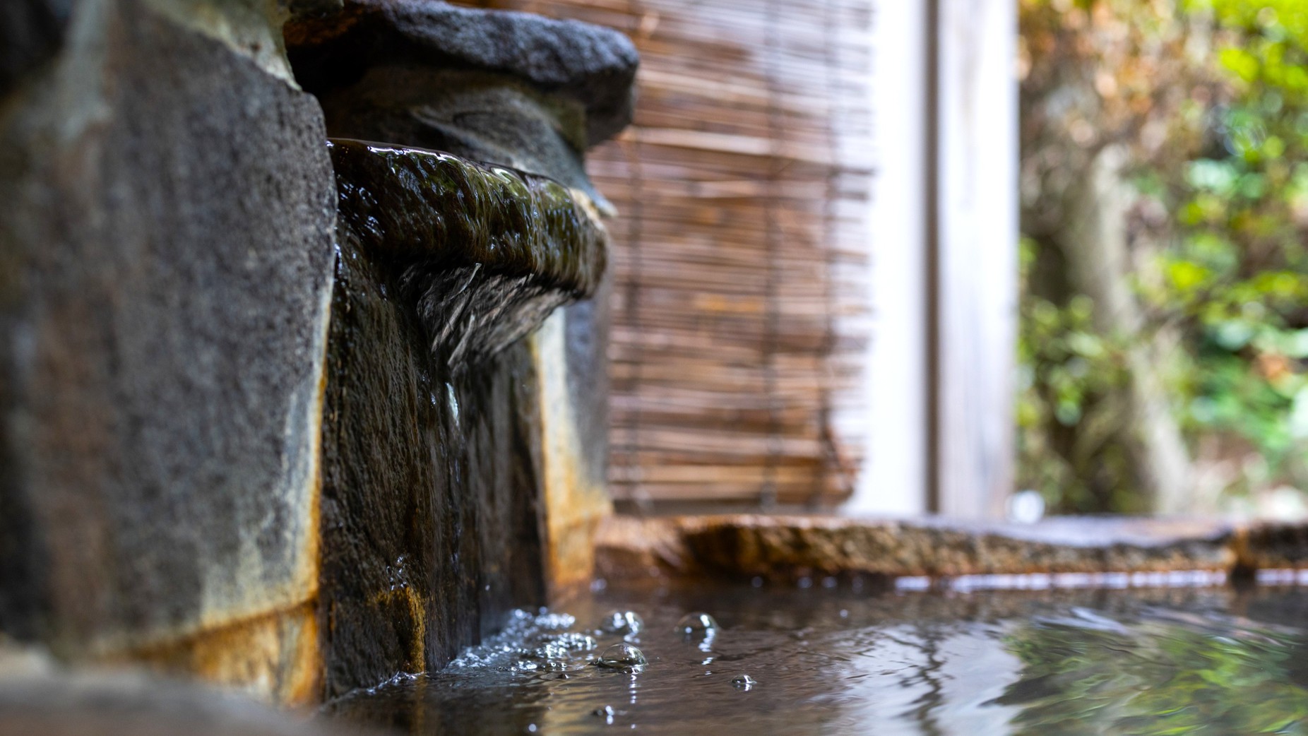 【貸切露天風呂】「すみれ」温泉湯口 