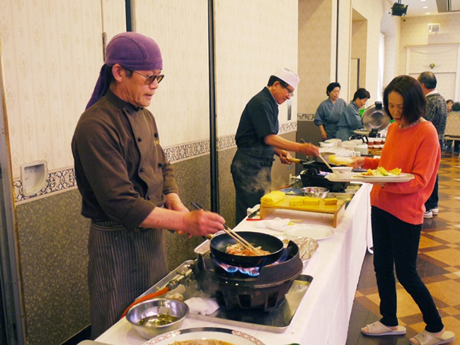 朝食は和洋バイキングですが、毎日日替わりで板さんが玉子焼き、お寿司、天ぷらなどの実演をします！