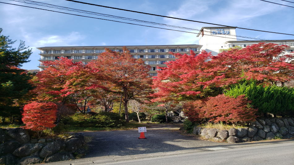 庭園からのホテル全景（秋）