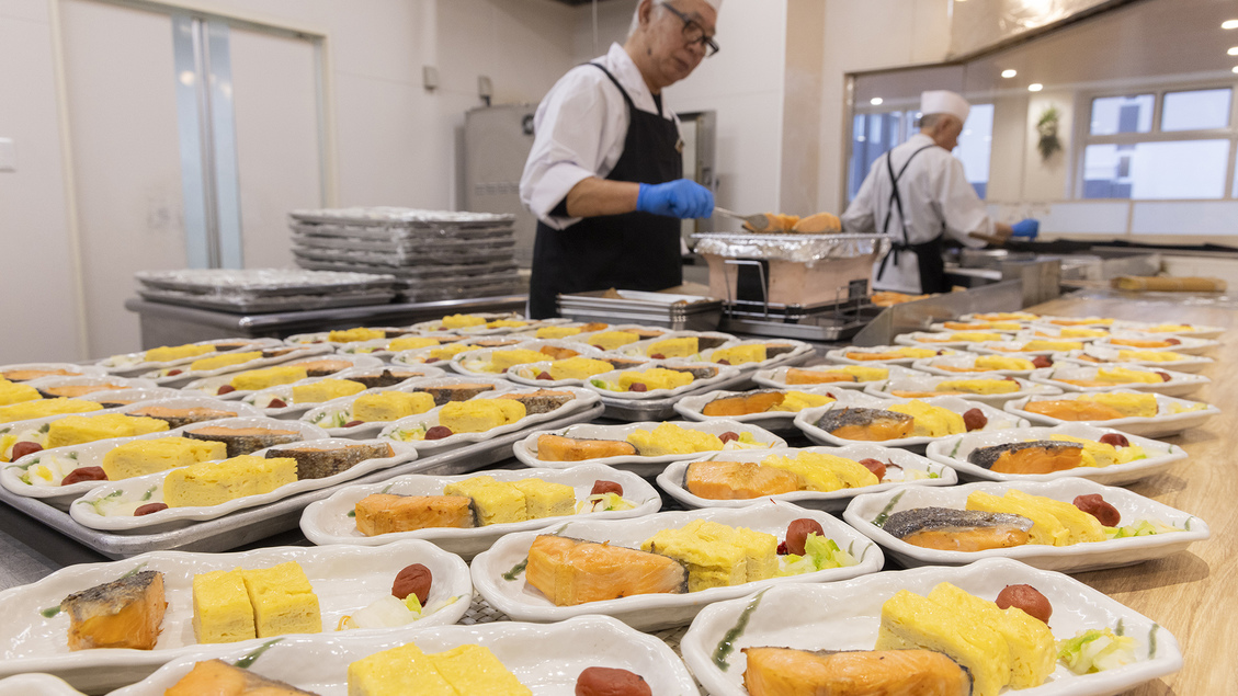 ＜朝食ビュッフェ‐メニュー例＞七輪で焼いた魚や、ライブキッチンでその場で作る卵焼きは外せない一品！