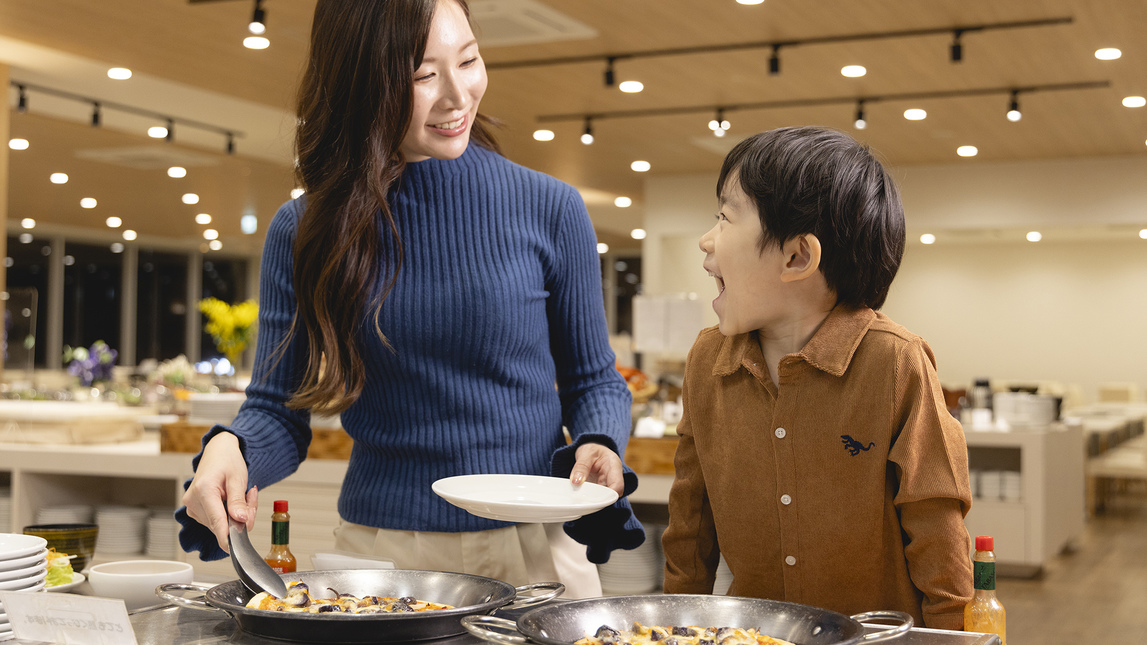 【夕食ビュッフェ】目移りするような料理の数々！お子様もお好きな物を食べられるからパパ・ママも安心♪