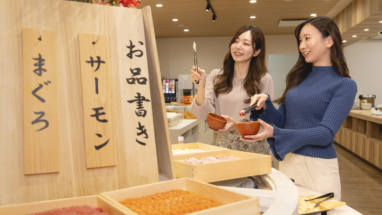 【夕食ビュッフェ】新鮮なお刺身で自分好みの海鮮丼づくり♪たっぷり盛り付けてご堪能ください