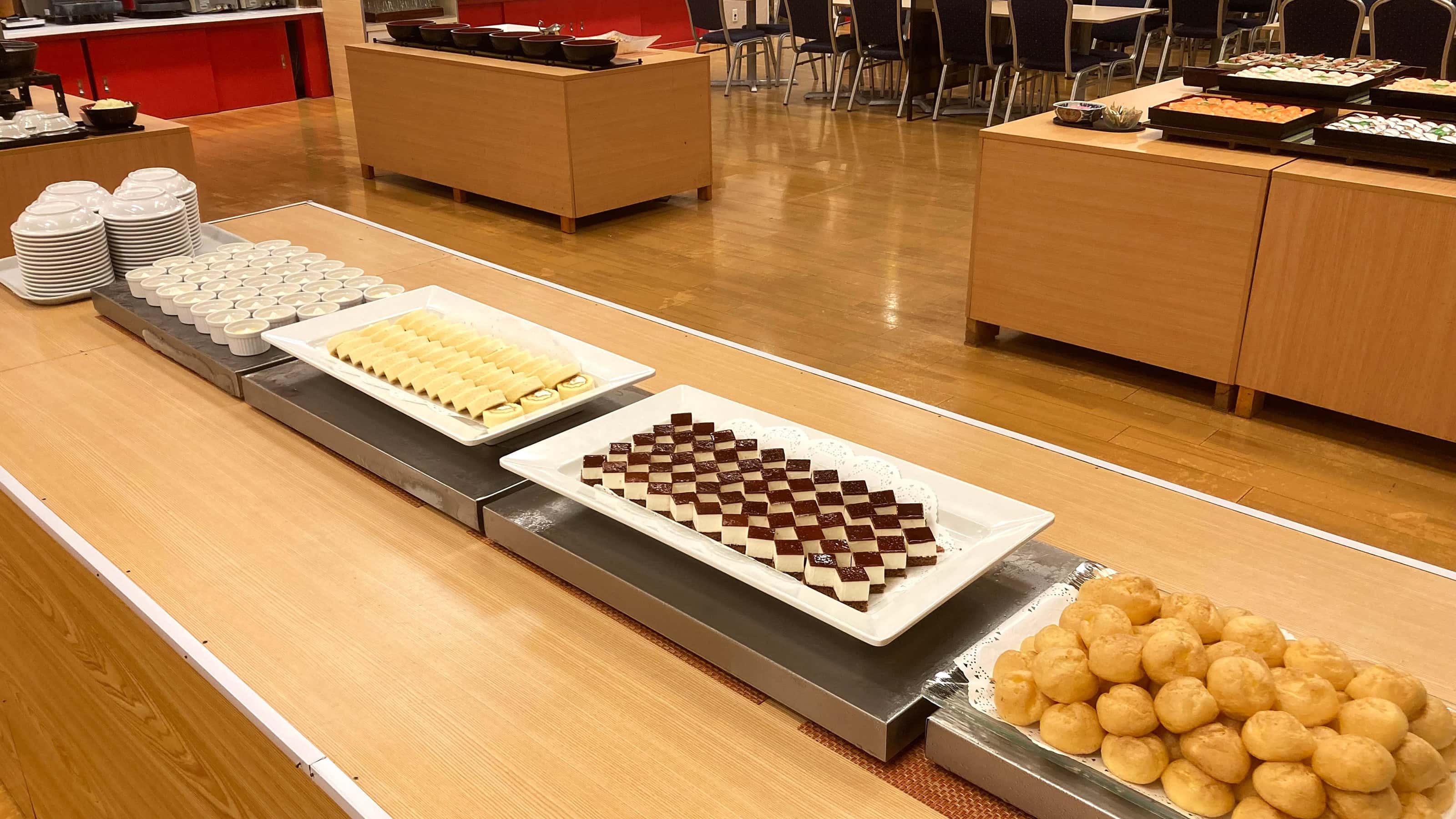 【夕食一例】種類豊富なデザートをご用意しております。