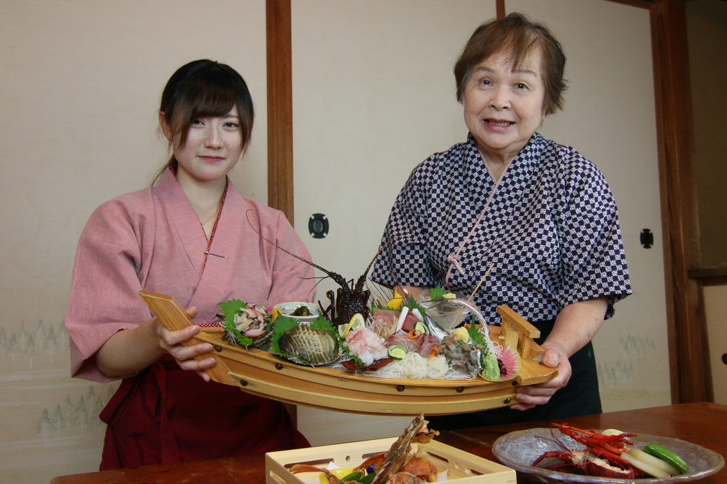 当館は代々、【お部屋食】にこだわり続けております。お部屋まで、真心込めてお運びいたします。