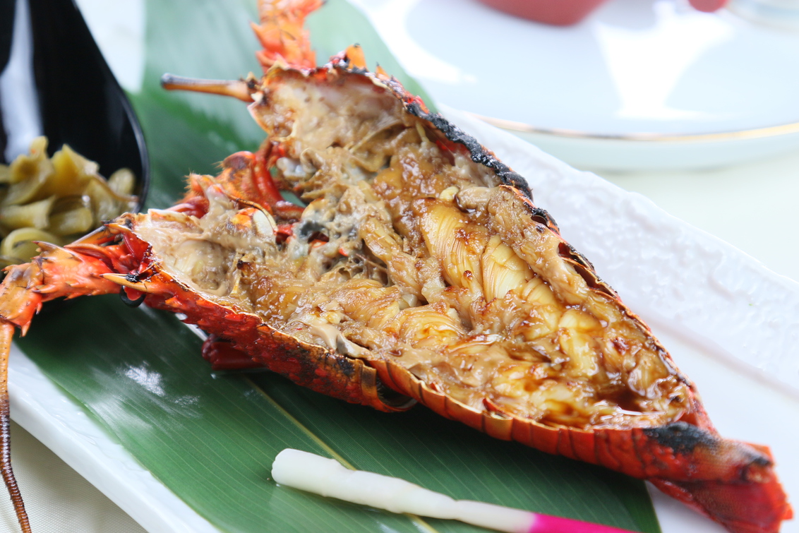 殻ごと焼き上げる香ばしさと共に、伊勢海老との相性が絶妙な料理長秘伝のタレでお召し上がりください。