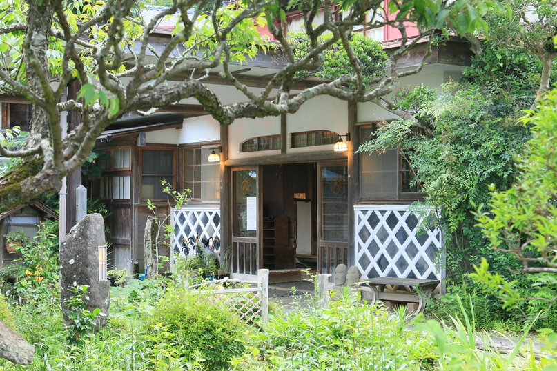 庭の自然と日本建築の調和。豊かな自然に囲まれた一軒宿です。