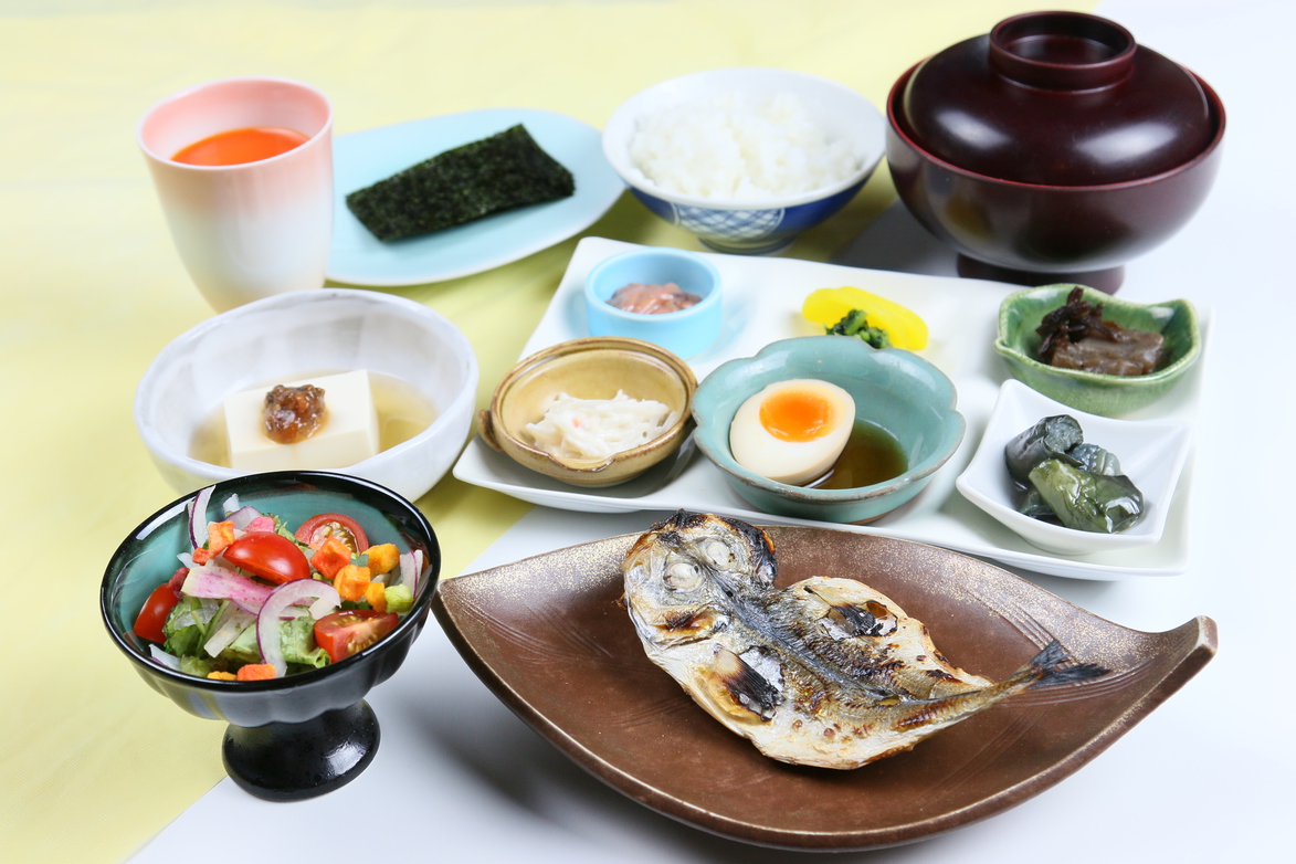 朝食にはもちろん名物「アジの干物」です♪