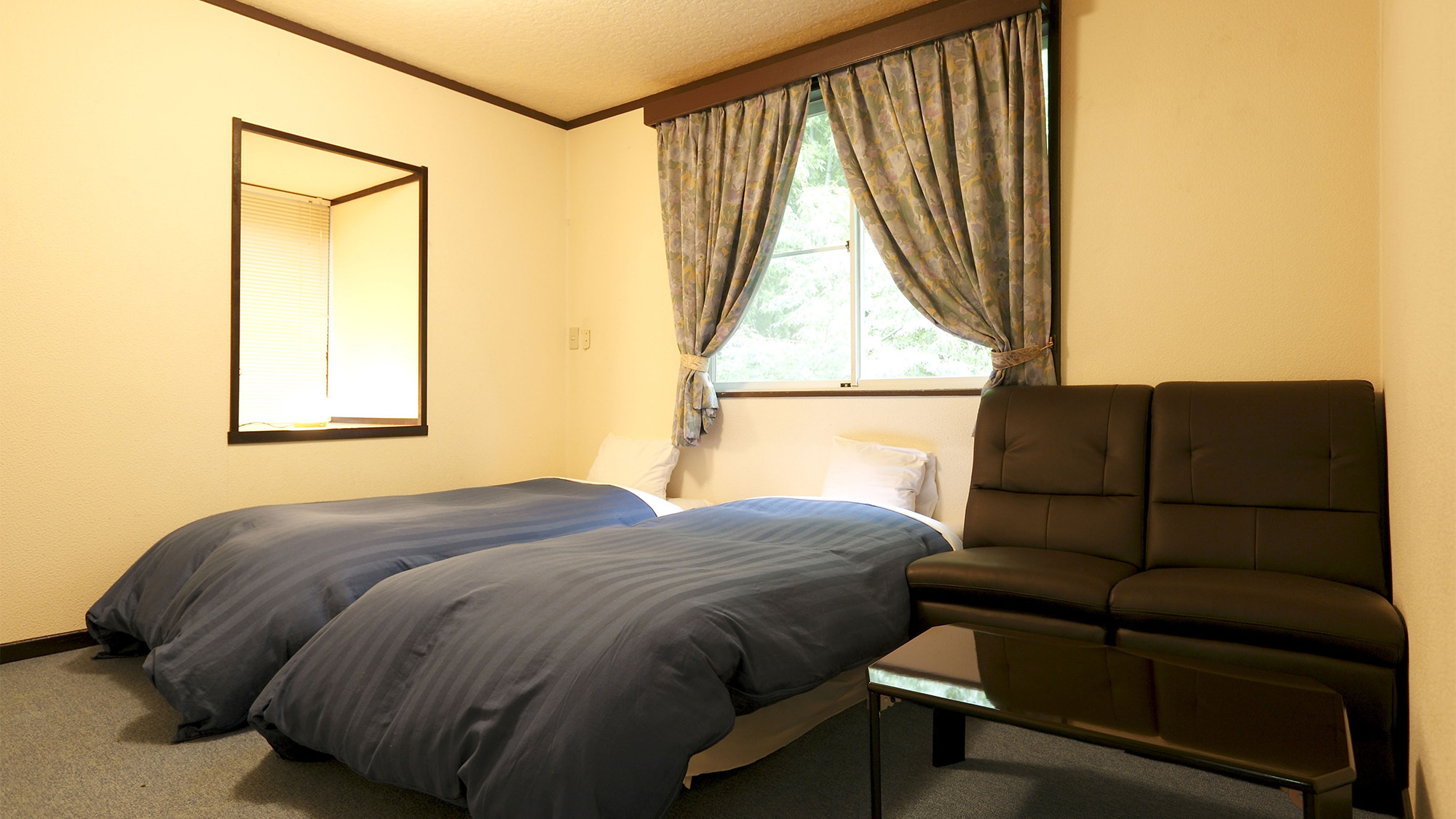 【禁煙】2ベッドルーム（205）：13平米のサブルーム。3名様以上の場合、こちらのお部屋も使用します