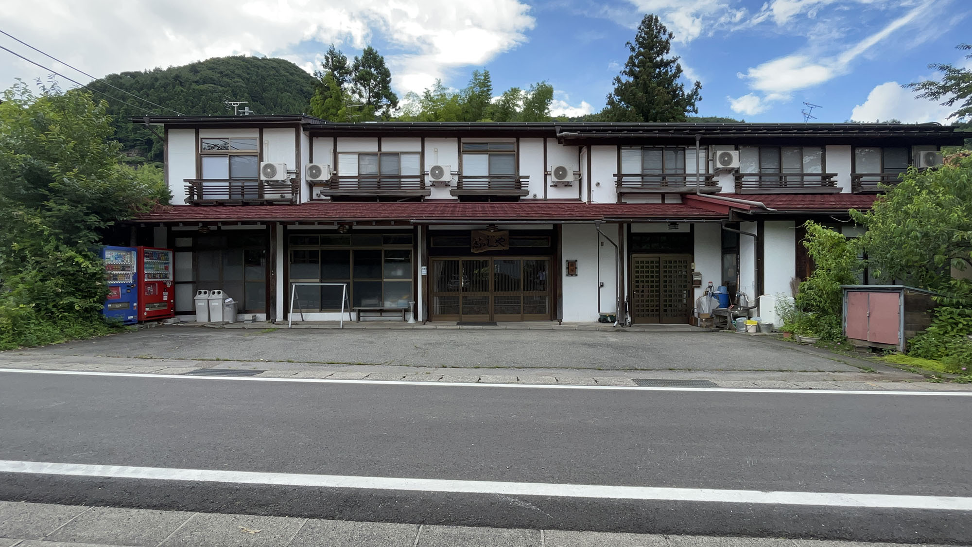 【外観】大自然が広がる猿ヶ京温泉に佇む当館