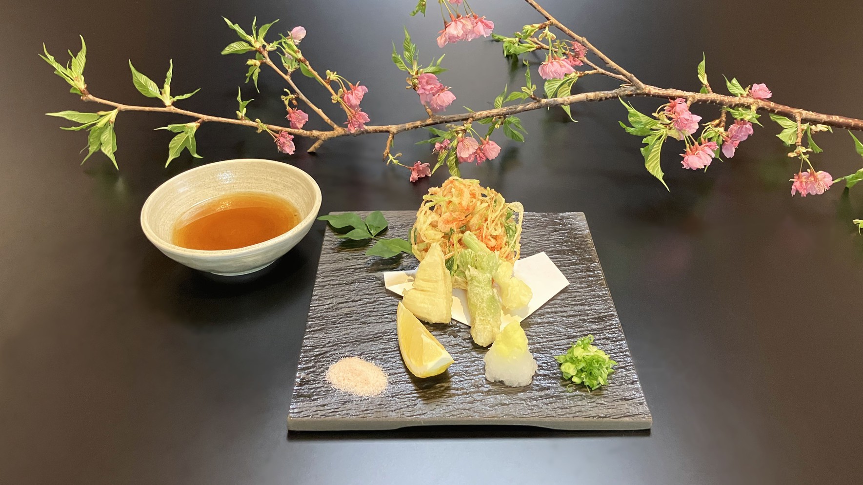 【春限定】桜海老のかき揚げと春野菜の天ぷら