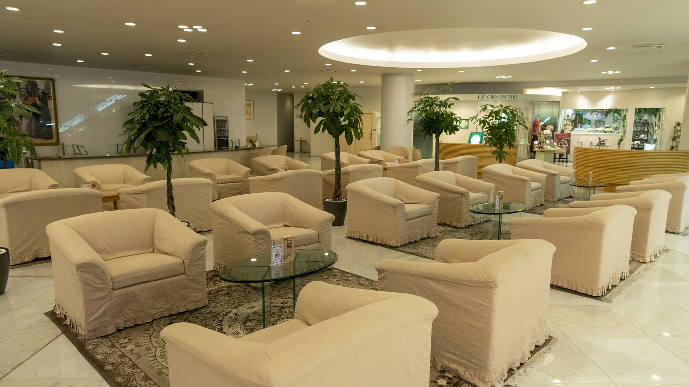 【本館１階】フロント正面のロビー待合スペース