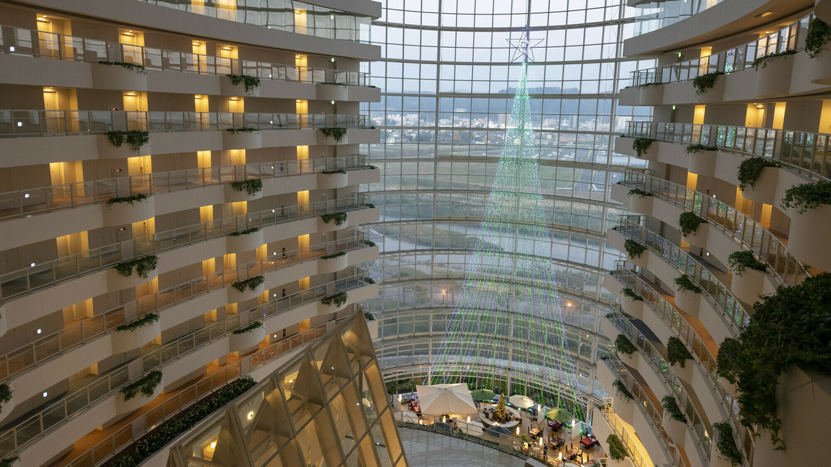 国内最大級の吹き抜け空間、大アトリウムでは期間限定クリスマスイルミネーション