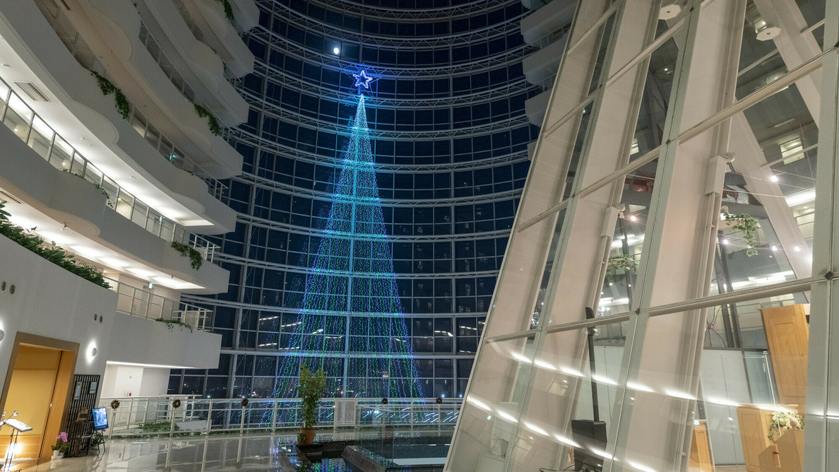 国内最大級の吹き抜け空間、大アトリウムでは期間限定クリスマスイルミネーション
