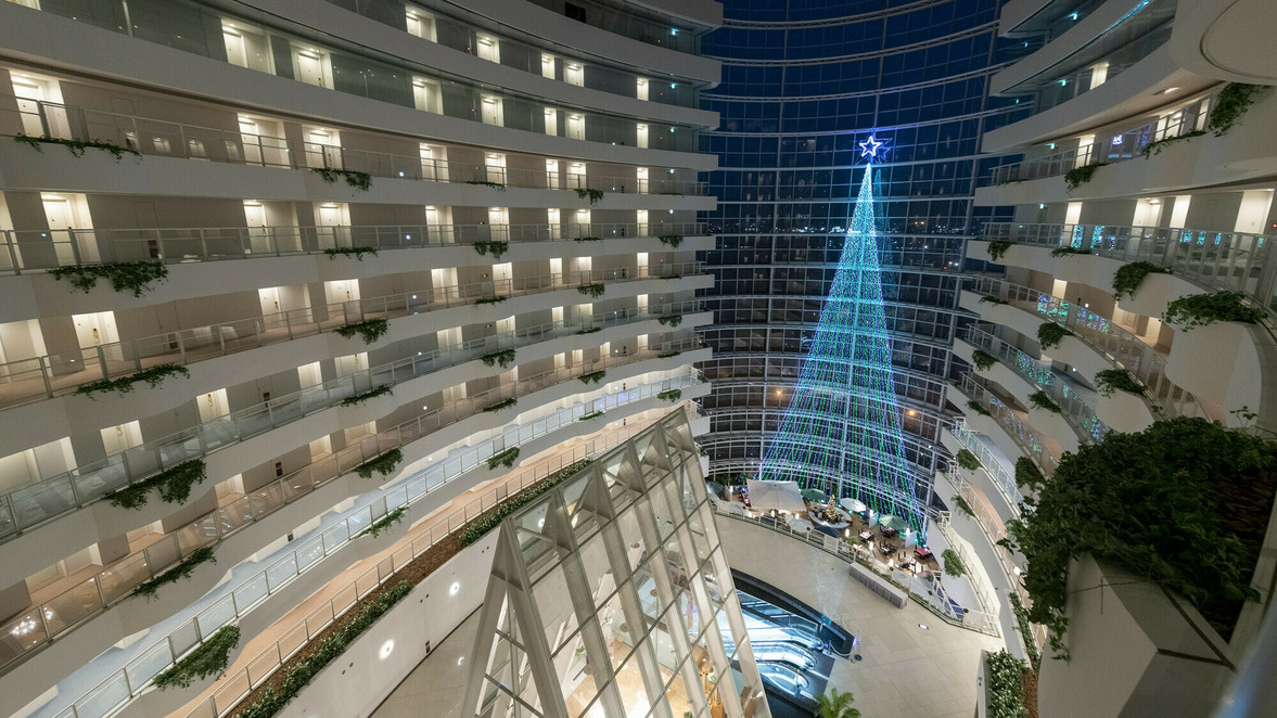 国内最大級の吹き抜け空間、大アトリウムでは期間限定クリスマスイルミネーション