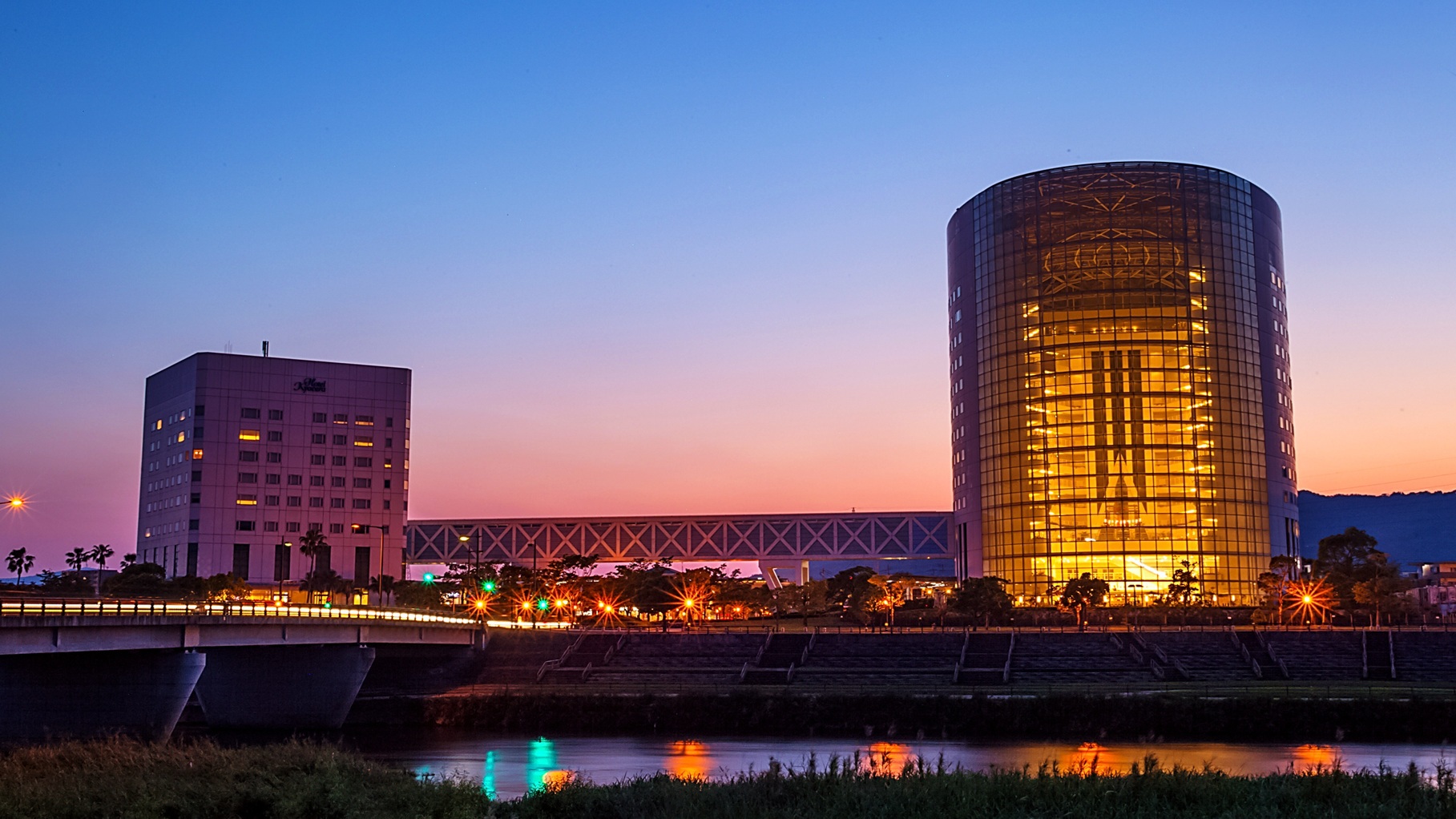 【ホテル外観】本館と別館アネックスのご移動は３階連絡通路をご利用下さい。