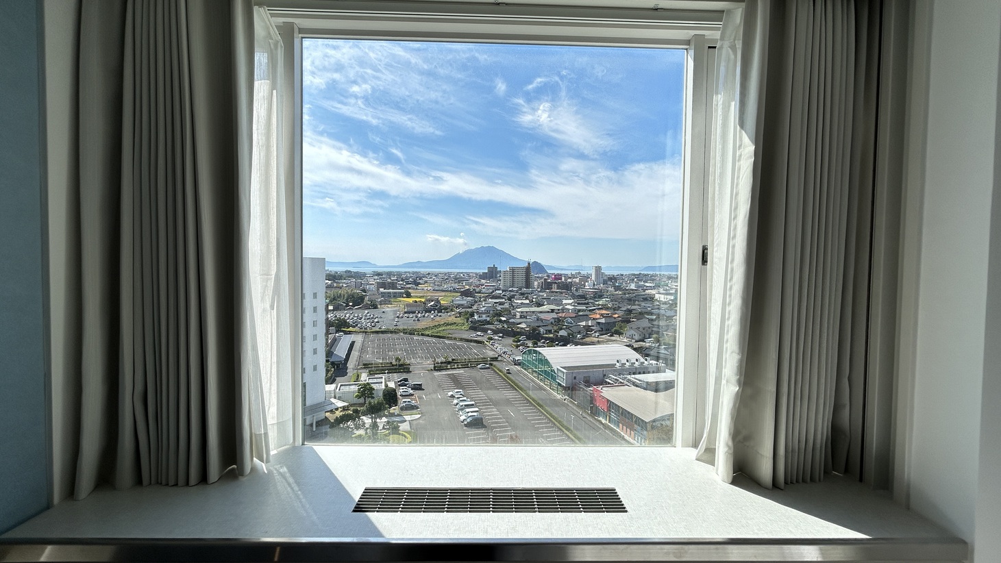 【禁煙】 本館・ユニバーサルルーム 38.7平米お部屋のカーテンは電動で開閉可能。