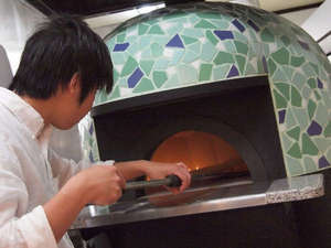 オリジナルのピザ窯は軽井沢の新緑とライラックの花をイメージしました。