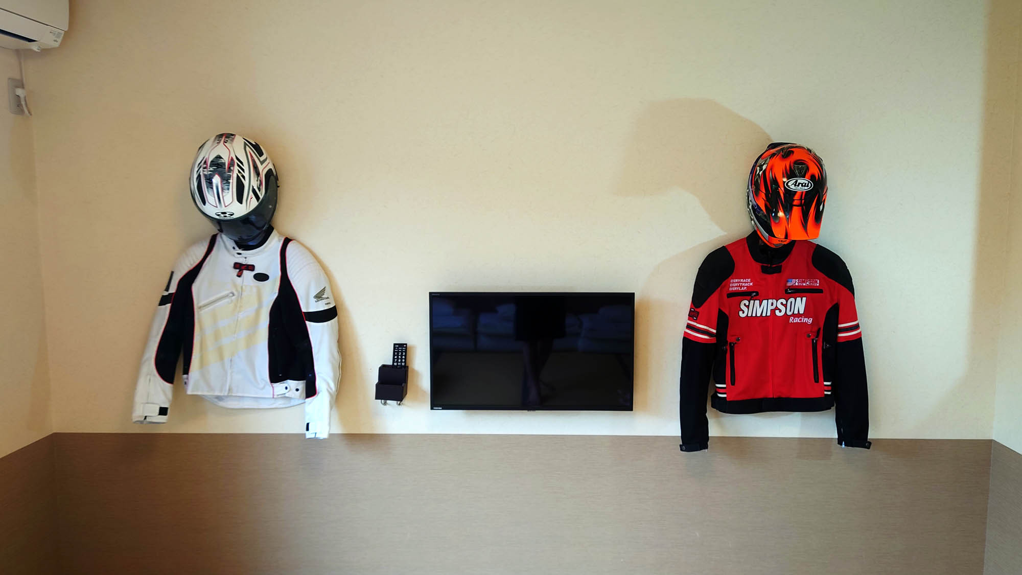 お部屋にジャケット、ヘルメット等を掛けられます（12畳和室）