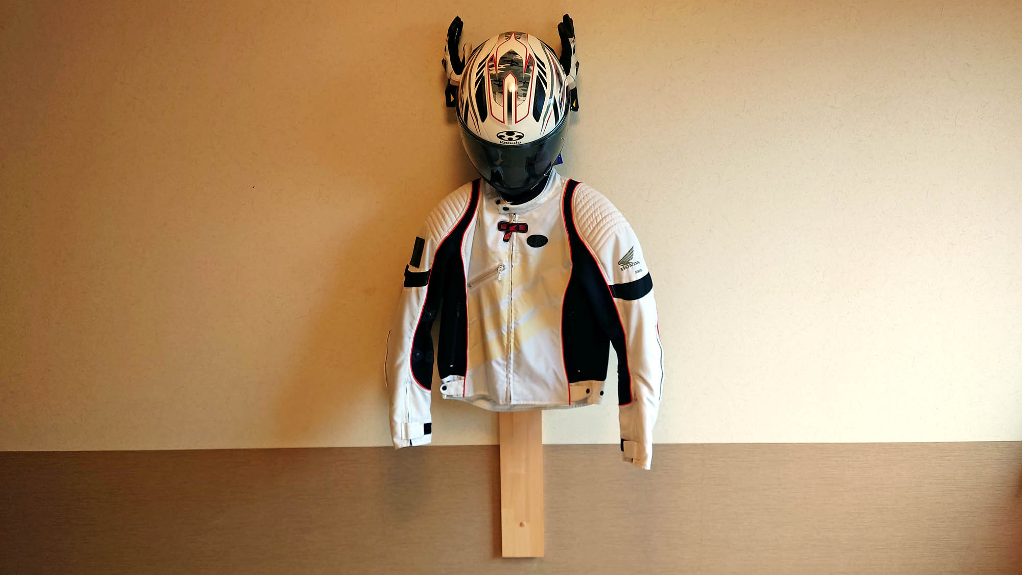 お部屋にジャケット、ヘルメット等を掛けられます（一部客室）