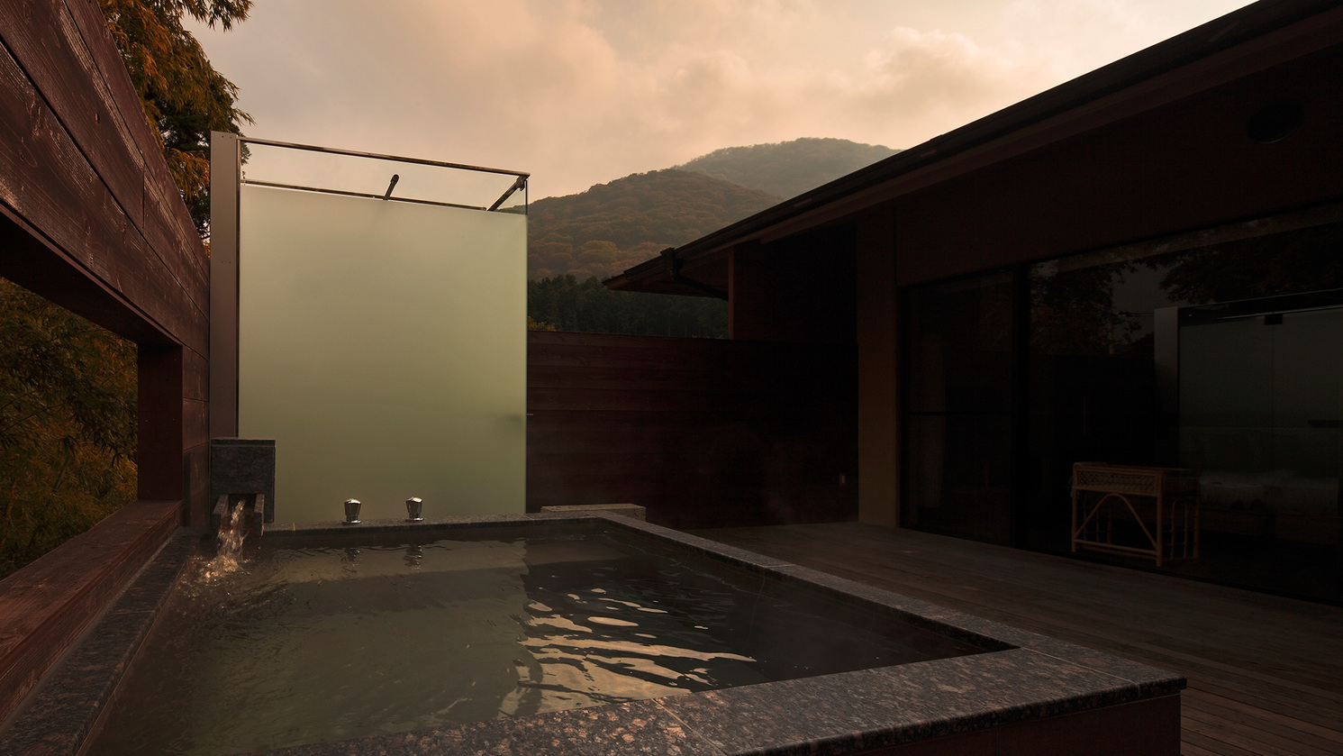 【しおん】スカイテラスの大きな露天風呂から、箱根の四季折々の景色をお楽しみ下さい。