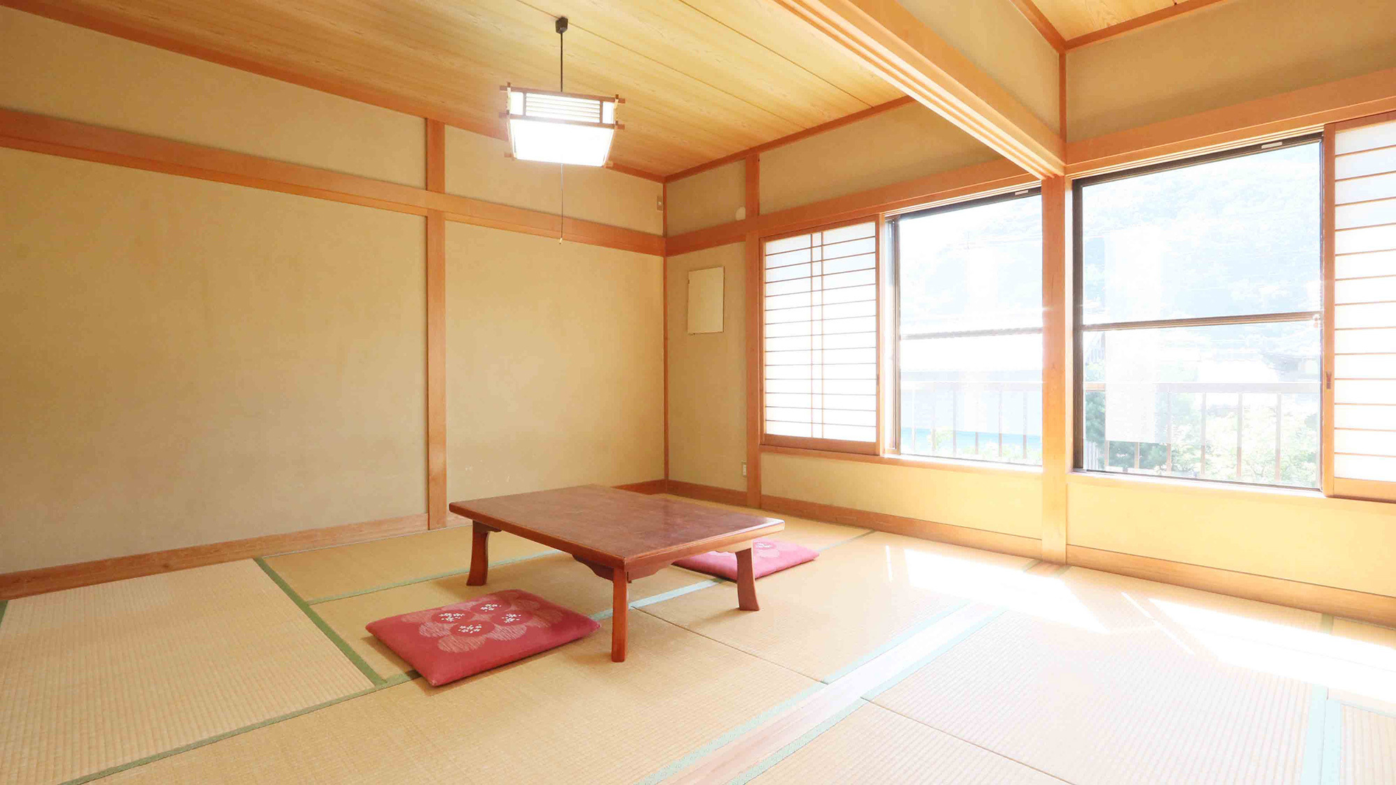 和室12畳窓からは戸田の山々を望み、四季の変化を感じることが出来ます