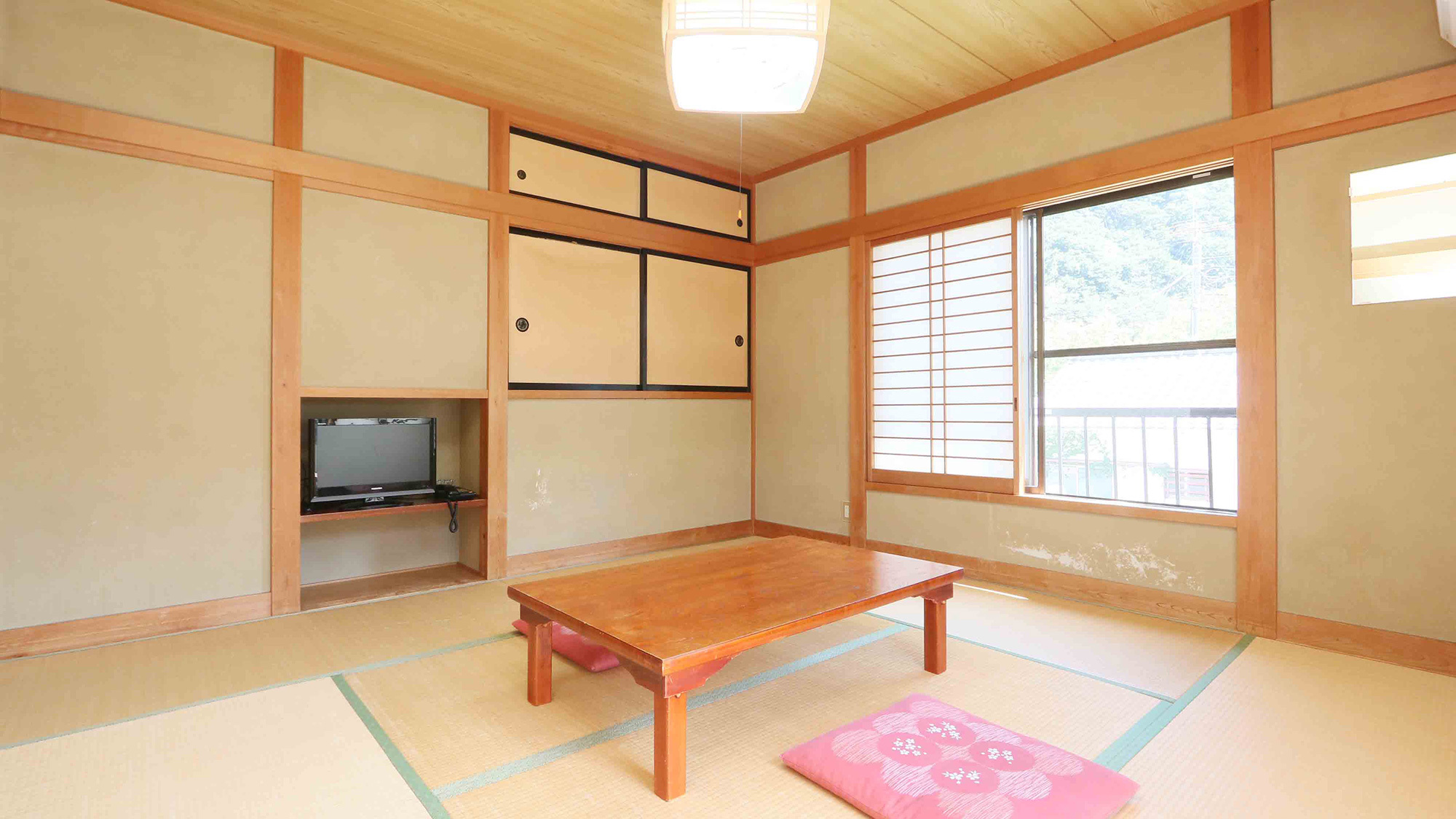 和室8畳窓からは戸田の山々を望み、四季の変化を感じることが出来ます