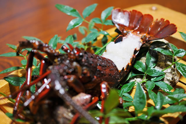 伊勢海老プランはスタンダードコースのお料理に伊勢海老のボイルorお刺身が1尾付きます。