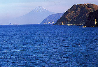 石部の入江から駿河湾越しに望む富士山。
