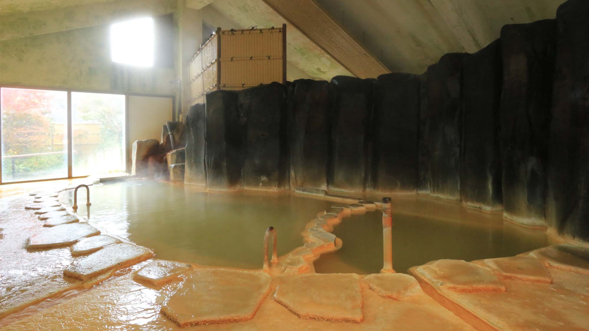 ＜温泉・内湯＞柱状節理で仕切られたダイナミックな造りの大浴場！