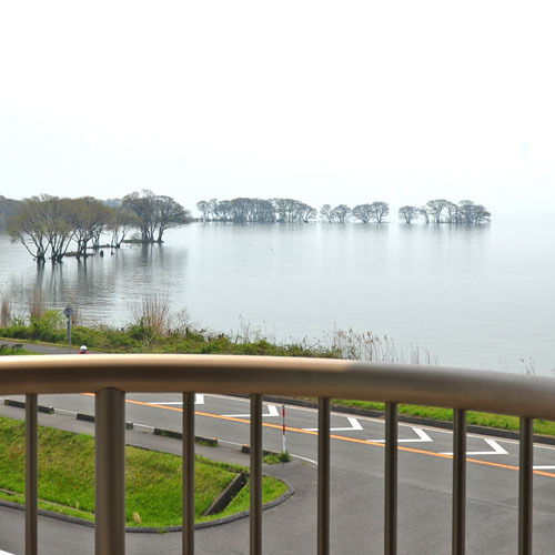 【お部屋からの眺め】お部屋は2〜3Ｆ。窓からは琵琶湖が望、天気の良い日は竹生島…;。