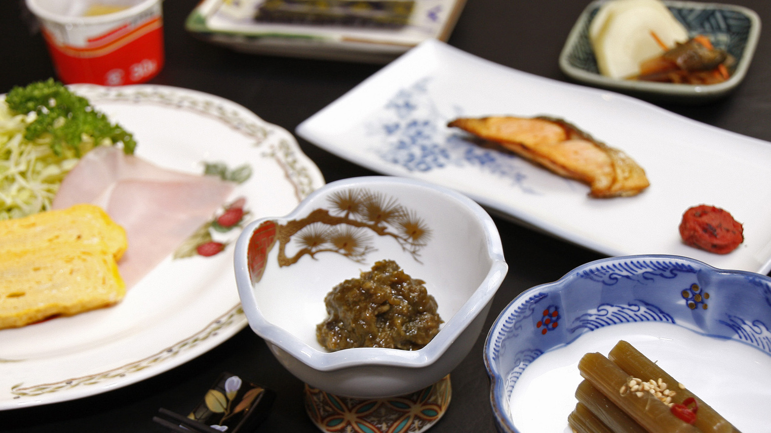 【朝食】旬の食材や、山菜を使った手作りの和食
