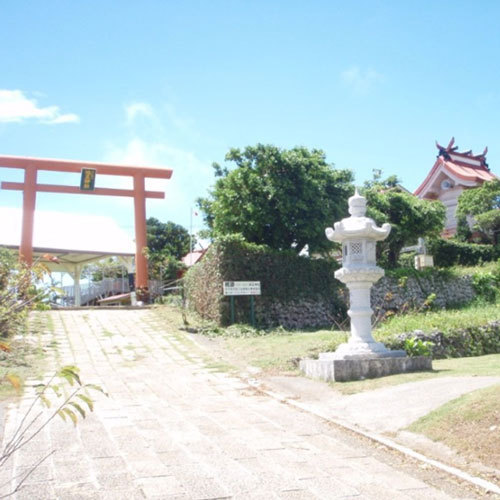 ヨロン島で一番の高台に位置する与論城跡に「琴平神社」と「地主神社」が並んであります。