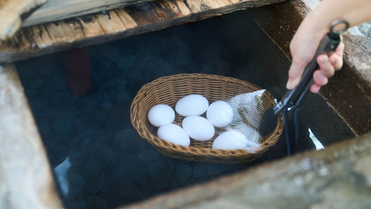 70度の湯壺で温泉たまごが作れます