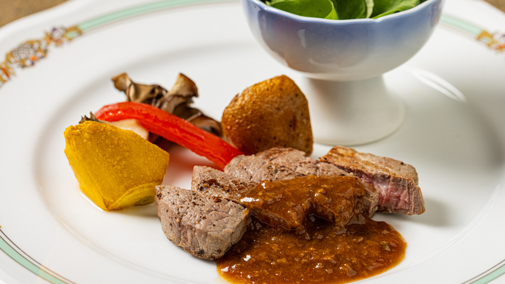 2025年8〜9月のメインチョイス：三ケ日牛ヒレステーキイタリア産ポルチーニソース掛けベビーリー