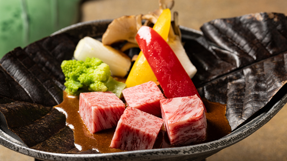 2025年10〜11月のメインチョイス：特選和牛静岡育ち朴葉焼き舞茸長葱パプリカロマネスコ