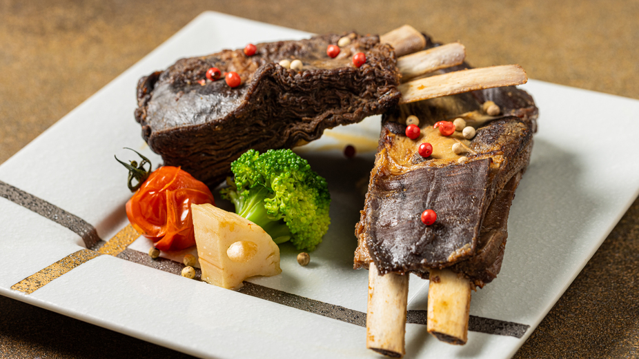 2025年8〜9月のメインチョイス：伊豆鹿のスペアリブトマトブロッコリーレンコンペッパー