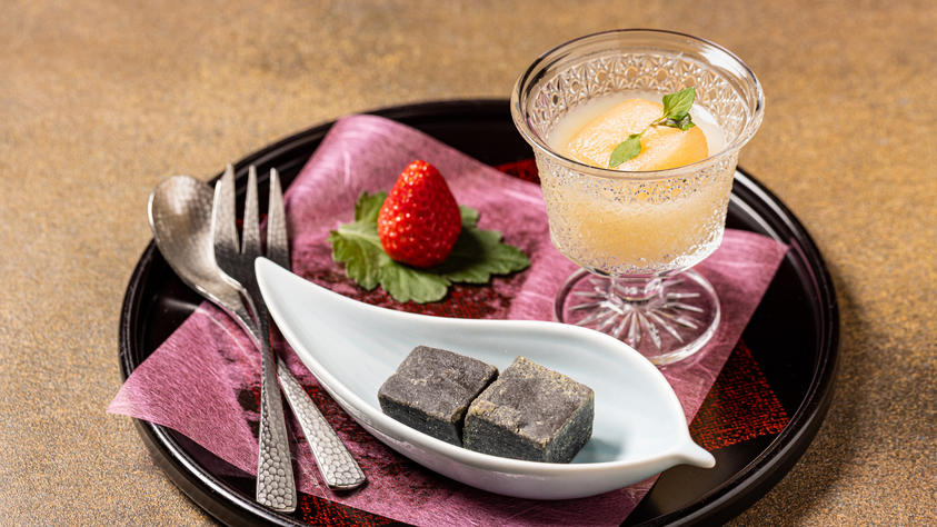 2025年12月〜2026年1月のデザート：林檎ゼリーとコンポート黒胡麻のわらび餅苺