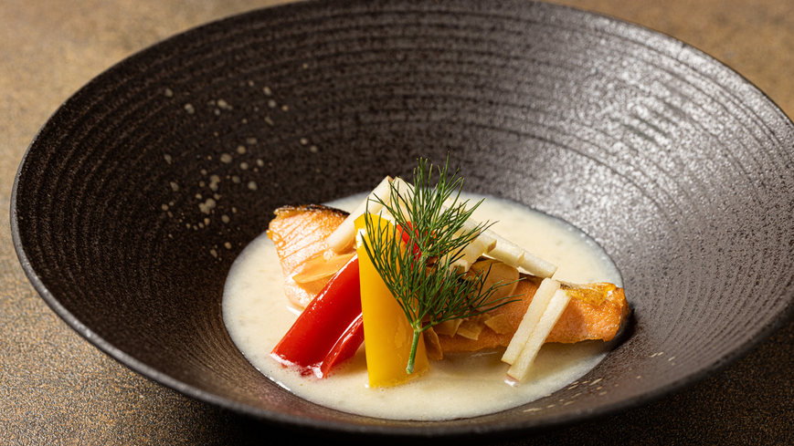 2025年10〜11月のメインチョイス：紅富士鱒ソテー和風ブールブランソースパプリカローストアー