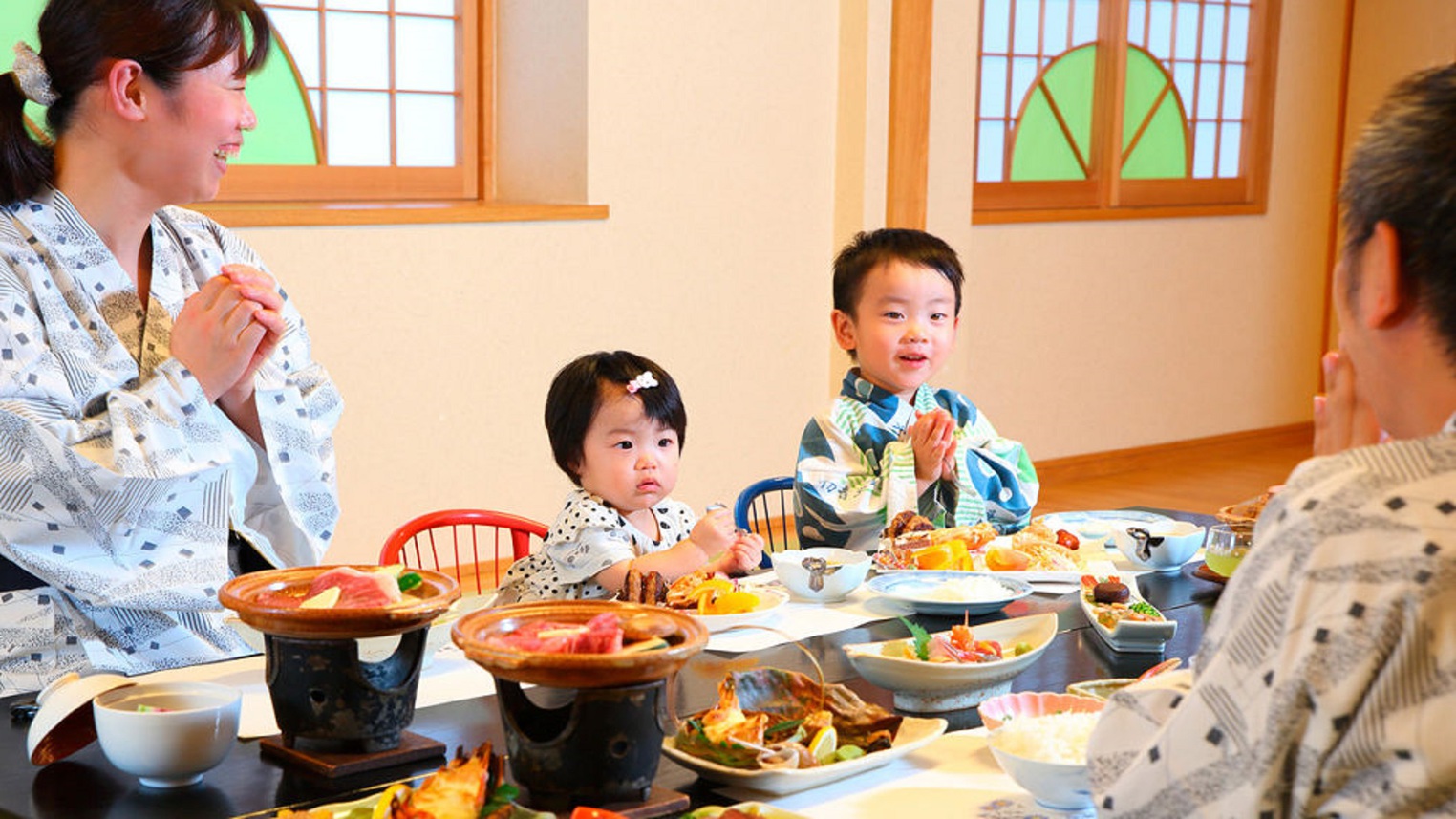 ご家族でごゆっくりとお召し上がりくださいませ。お子様用スプーンや食器もご用意いたしております。