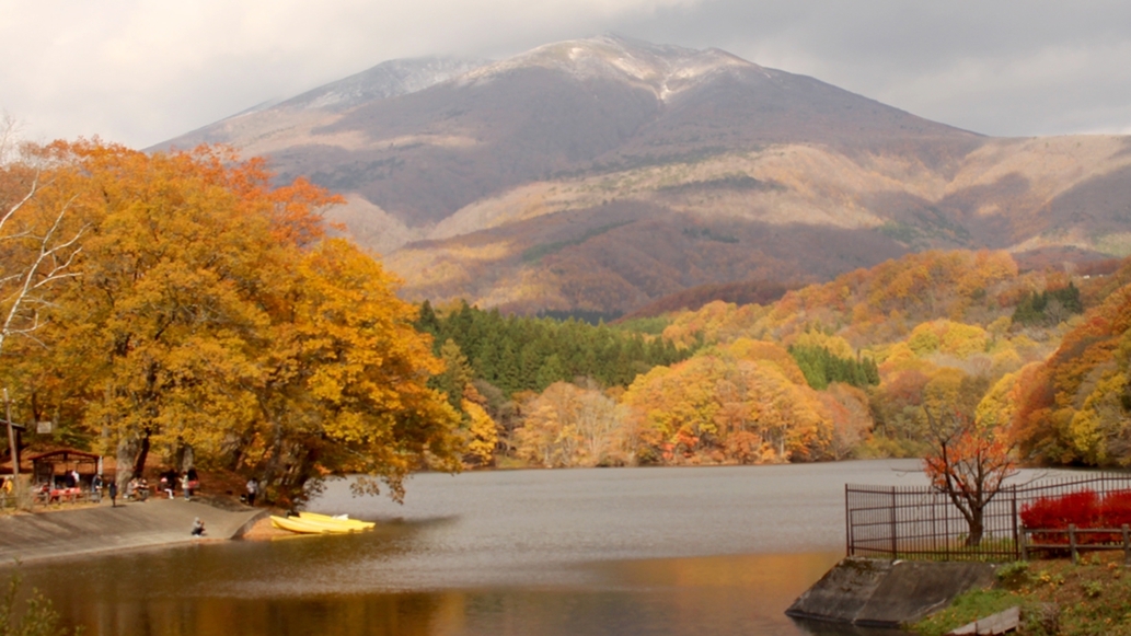 *【長老湖】湖面に山々の姿が写し出されることも。【当館から車で約30分】