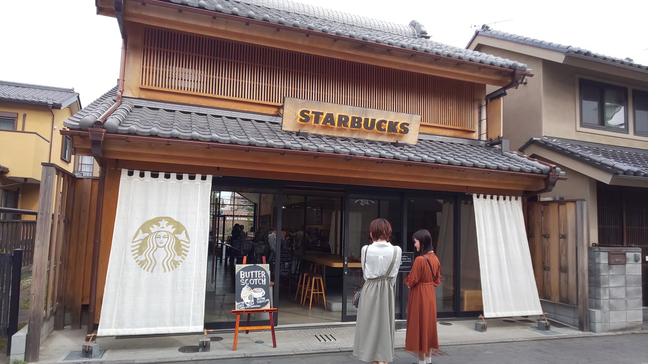 【スターバックス鐘付き通り店】時の鐘のすぐ側にあります。